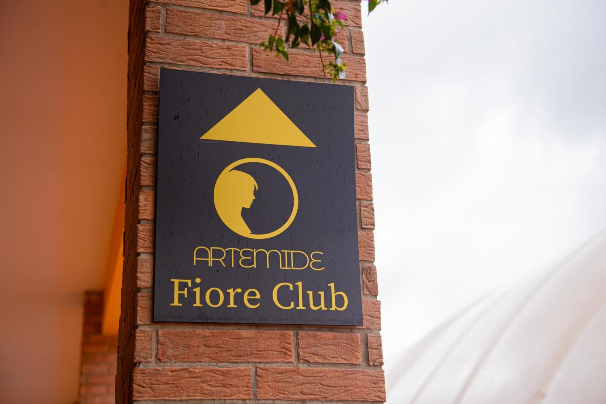 Artemide "Fiore Club" B&B Suite Spa จิฟโฟนี วัลเล เปียนา ภายนอก รูปภาพ